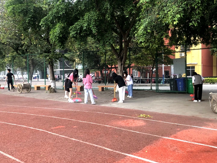 我校開(kāi)展“愛(ài)護(hù)環(huán)境，共建清潔美麗校園